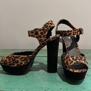 Women’s Mossimo Suede Leopard Print Chunky Platform Pumps Size 7.5